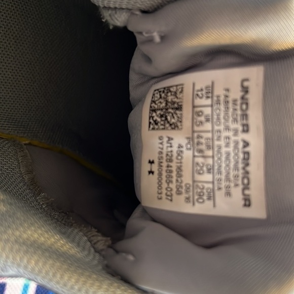 Under Armour Women’s basketball shoes, size 12 women, hardly worn. - Picture 7 of 7